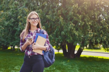 Öğrenci kızla park açık havada kitaplar