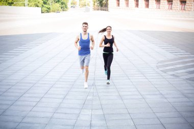 Genç kadın ve adam şehir kopya uzayda koşu