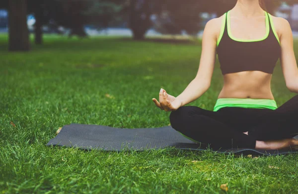 Mujer entrenando yoga en pose de loto, primer plano — Foto de Stock