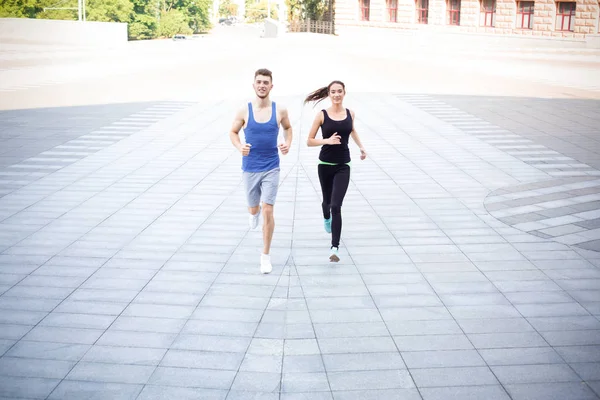Młoda kobieta i mężczyzna jogging w przestrzeni miasta kopii — Zdjęcie stockowe