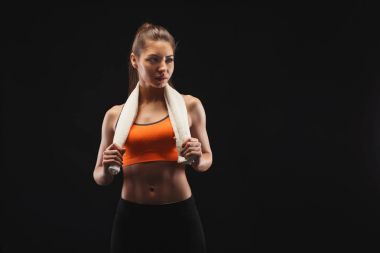 Kadın vücut geliştirmeci dinlendikten sonra egzersiz