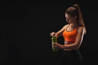 Kadın vücut geliştirmeci içme suyu çalışmadan sonra