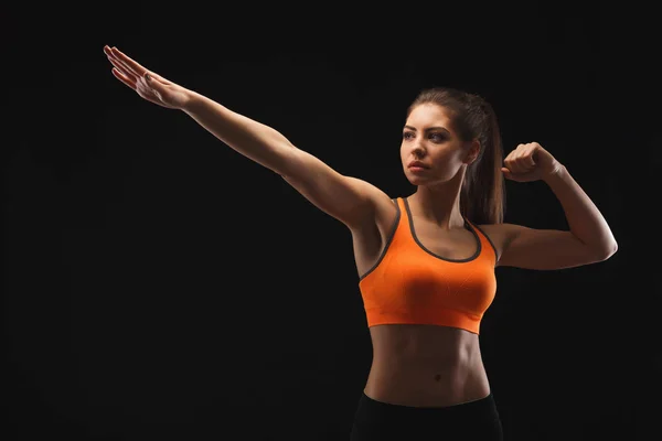 Mujer atlética mostrando cuerpo muscular —  Fotos de Stock