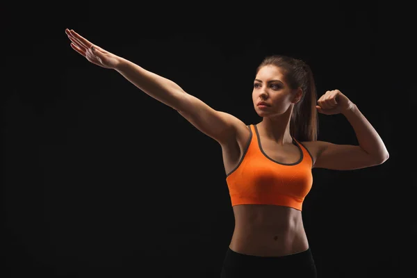 Mujer atlética mostrando cuerpo muscular — Foto de Stock