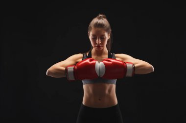 Boks eldivenleri ile muhteşem genç kadın