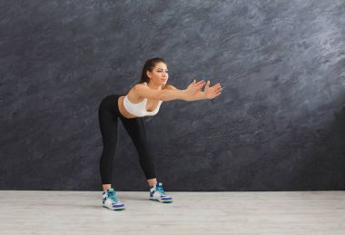 Gri arka plan kapalı germe fitness kadın