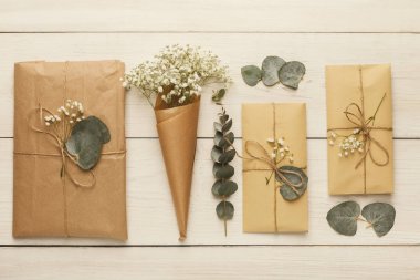 Beyaz ahşap masa zarflara düğün