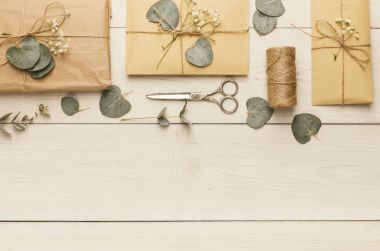 Beyaz ahşap masa zarflara düğün