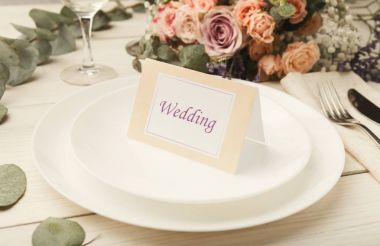 Word düğün beyaz tabakta kartıyla