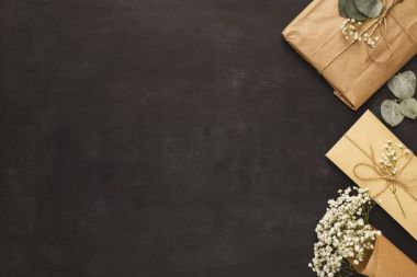 Siyah arka plan üzerine düğün zarflar