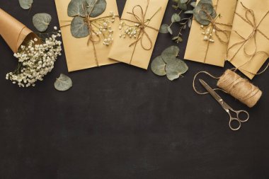 Düğün zarflar siyah arka plan üzerine kenarlığını