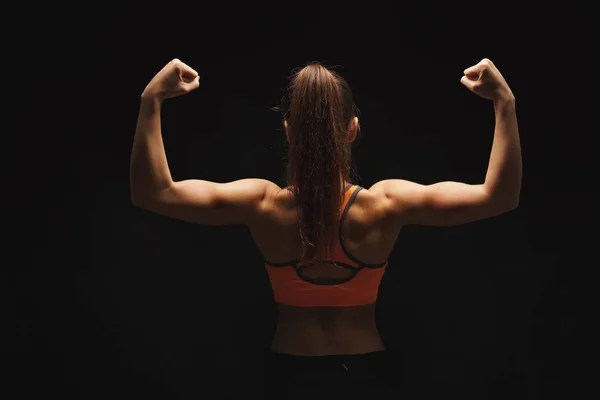 Спортивная женщина показывает мускулистое тело — стоковое фото
