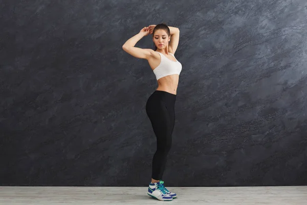 Mujer atlética preparándose para el entrenamiento — Foto de Stock