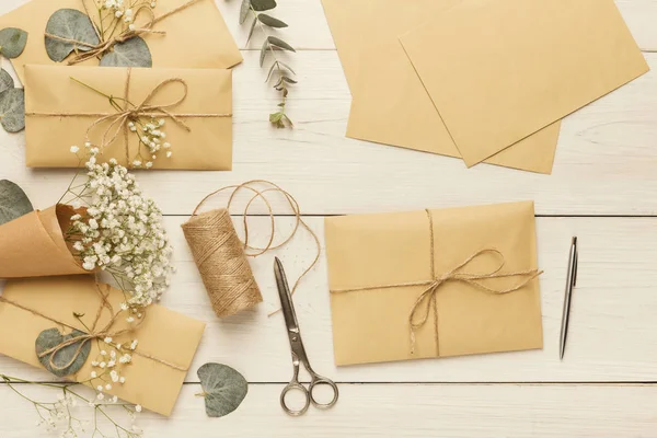 Enveloppes de mariage sur table blanche en bois — Photo