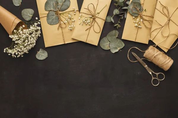 Düğün zarflar siyah arka plan üzerine kenarlığını