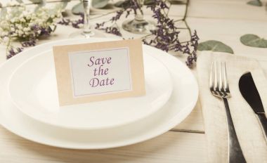 Düğün kartı ile beyaz plaka üzerinde metin