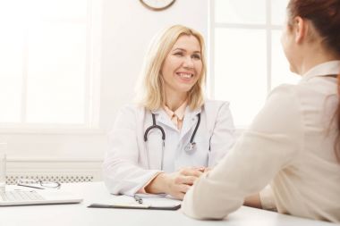 Hastanede doktor danışmanlık kadın