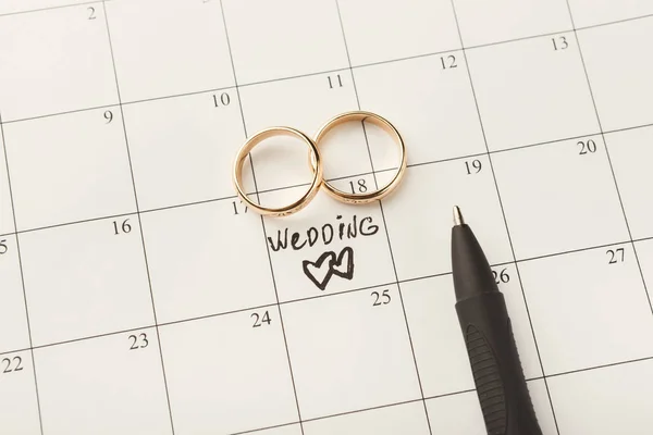 Palabra de boda y anillos de oro en el calendario —  Fotos de Stock