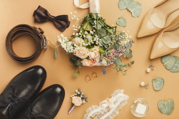 Bovenaanzicht van bruid en bruidegom schoenen — Stockfoto