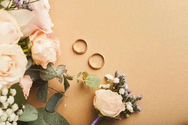 Свадебный букет и золотые кольца, крупный план — стоковое фото