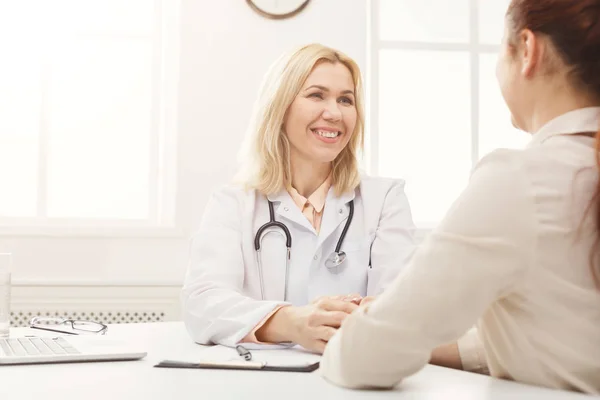 Doctor consulting woman in hospital — Stock Photo, Image