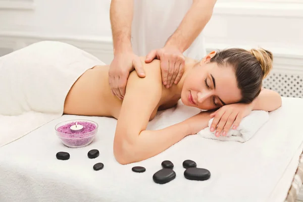 Klasická masáž v salonu spa — Stock fotografie