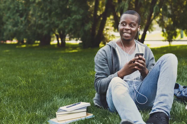 아프리카계 미국인 학생 공원 야외에서 음악을 듣고 웃 고 — 스톡 사진