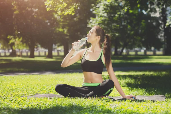 Mujer agotada después de la formación de yoga — Foto de Stock