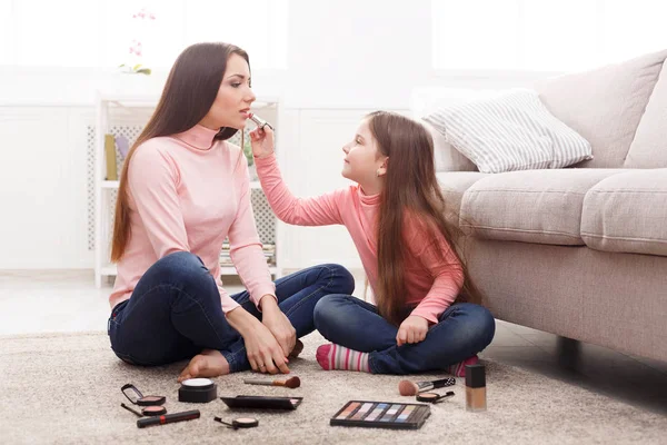Madre e hija haciendo maquillaje sentadas en el suelo —  Fotos de Stock