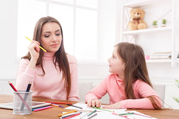 Mother drawing with her daughter — Stock Photo, Image