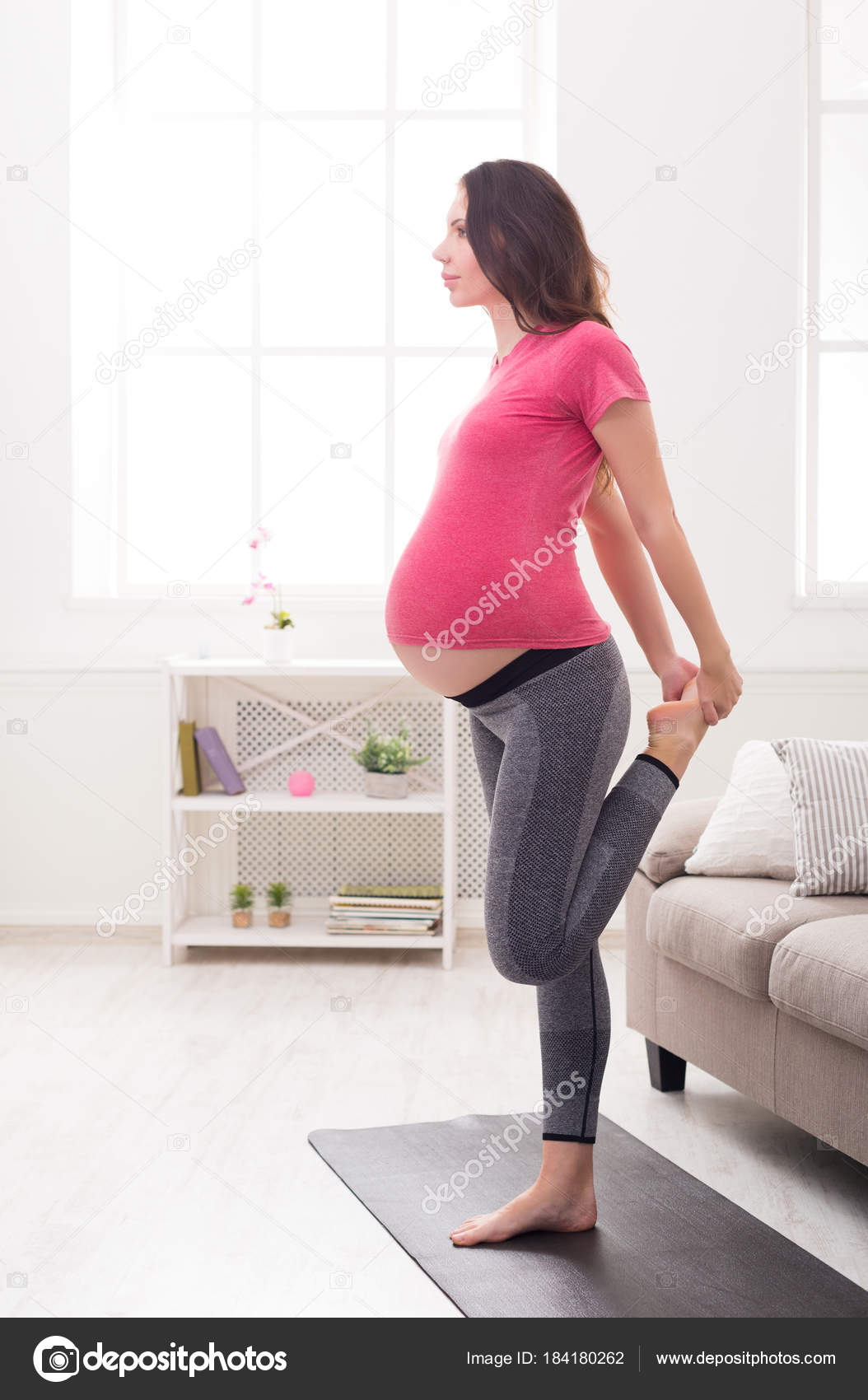 Schwangere Frau Beine Training Drinnen Stockfoto C Milkos 184180262