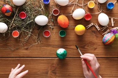 Resim renkli Paskalya yumurtaları, ahşap üzerine Üstten Görünüm