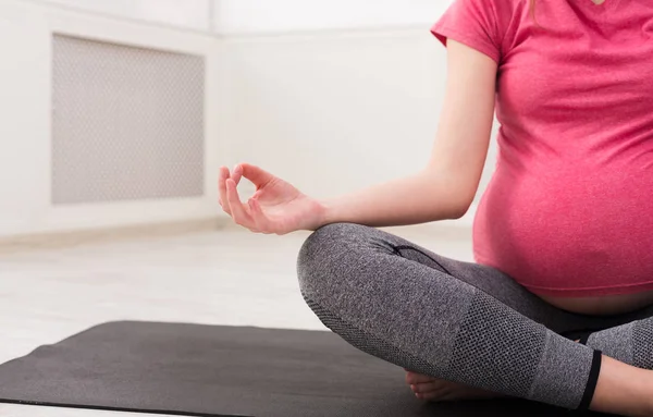 Mulher grávida irreconhecível meditando em casa — Fotografia de Stock
