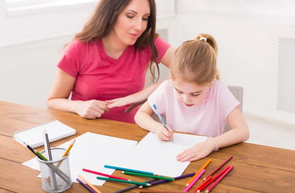 Mutter zeichnet mit ihrer Tochter — Stockfoto