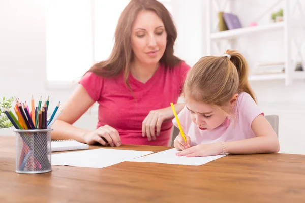 Mutter zeichnet mit ihrer Tochter — Stockfoto