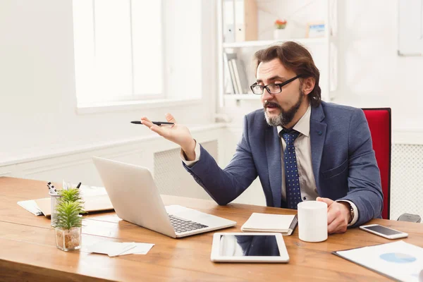 Empresário estressado com laptop no escritório moderno — Fotografia de Stock