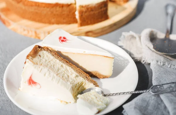 New York cheesecake gri arka plan üzerinde