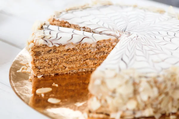 Ciasto Esterhazy, krojone na zbliżenie białe płytki — Zdjęcie stockowe