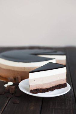 Üçlü çikolata katman mousse kek sır ile