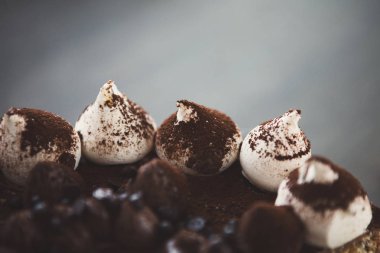 Fındık ve buttercream ile beze pasta