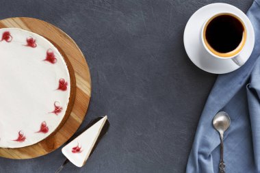 New York cheesecake koyu arka plan üzerinde
