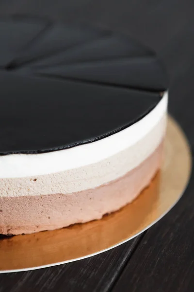 Üçlü çikolata katman mousse kek sır ile — Stok fotoğraf