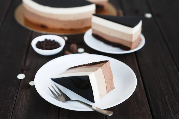 Pastel de mousse de triple capa de chocolate con glaseado — Foto de Stock