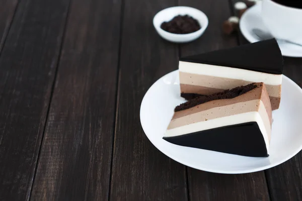 Bolo de mousse de camada tripla de chocolate com esmalte — Fotografia de Stock