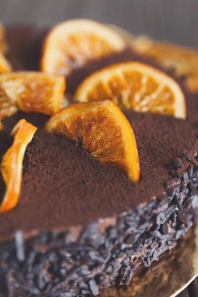 Шоколадний торт з вершками та соусом — стокове фото