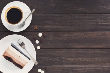 Üçlü çikolata katman mousse kek sır ile