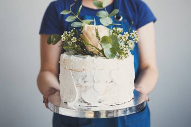 Gül kopya alanı ile kremsi beyaz düğün pastası