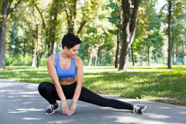 Eğitim açık havada germe, fitness kadın