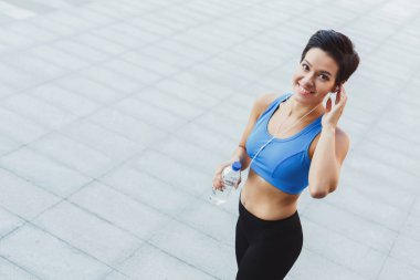 Kadın atlet molası, içme suyu verdikten