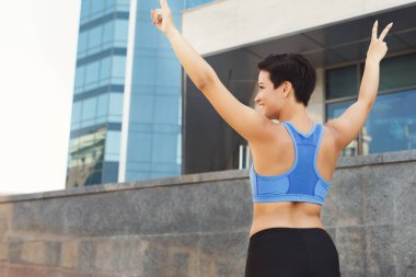 Güçlü ve kendinden emin eller havada kadınla